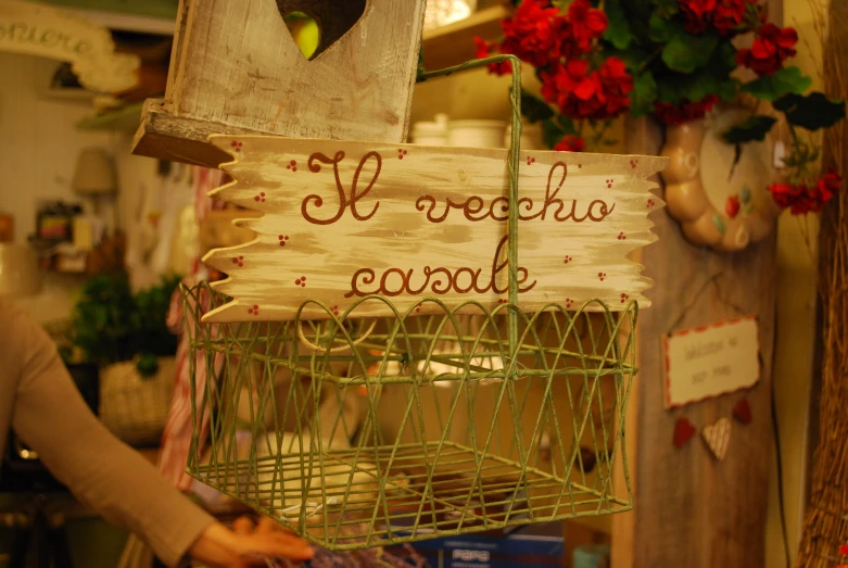 a white wooden sign that says la recicchica candy