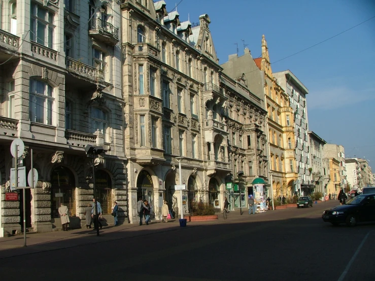 old fashion style homes are on the streets