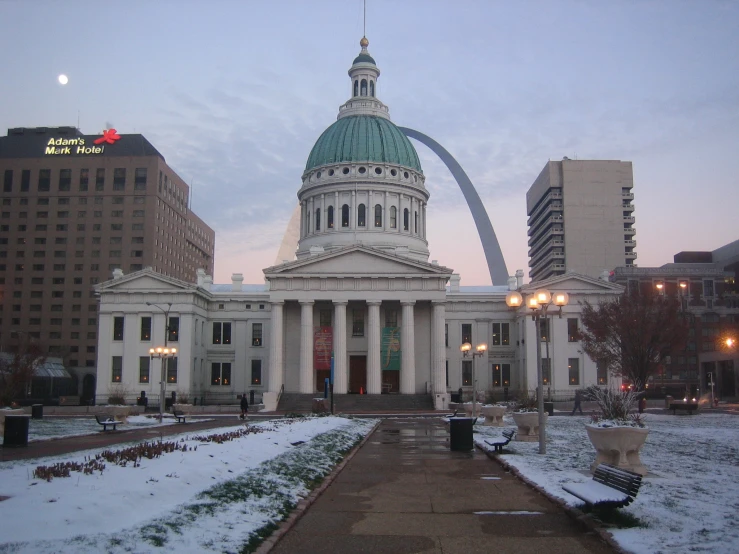 this is a view of st louis arch and capital building