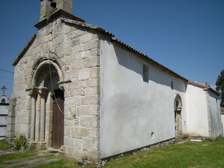 an old building made out of concrete and a door on top of it