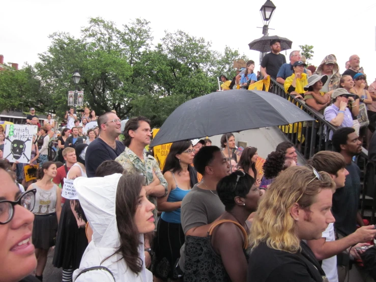 a large group of people are gathered outside