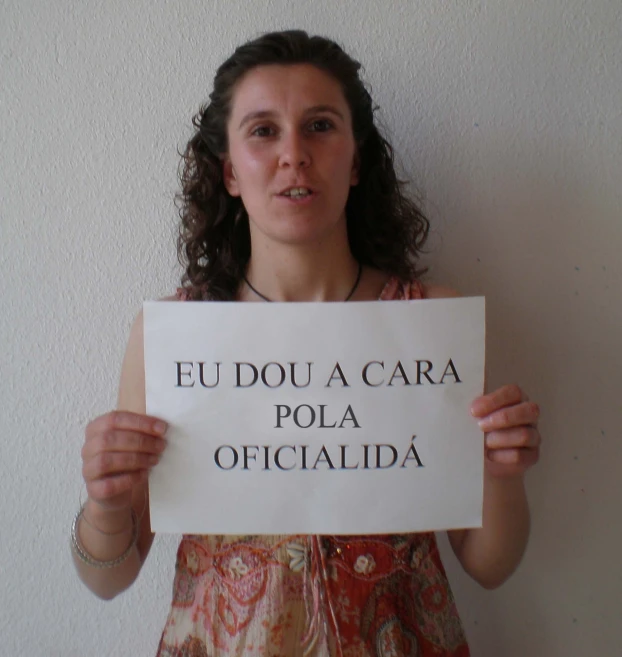 a woman holds up a sign that says, eu dou a caraa pola officida