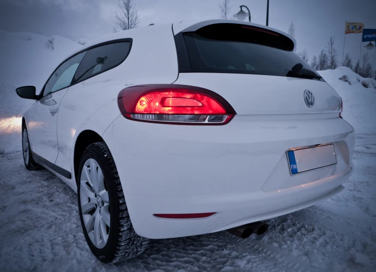 the tail light on a white volkswagen car is shown