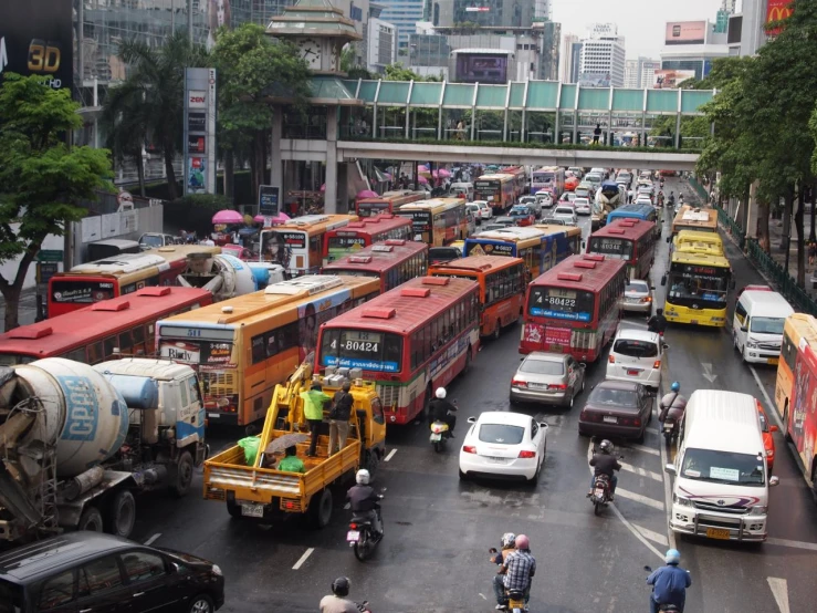 a busy street filled with lots of traffic under a bridge