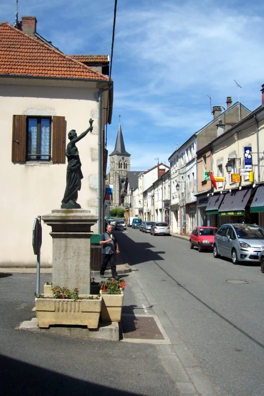 a small monument is next to a street