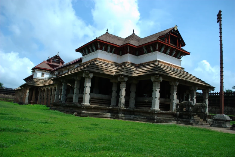 an old house that is on display at the museum