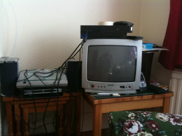 an old television and speakers on top of a wooden table