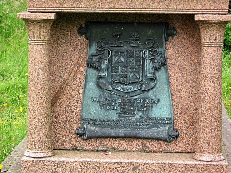 a picture of some sort of monument with a coat of arms on it