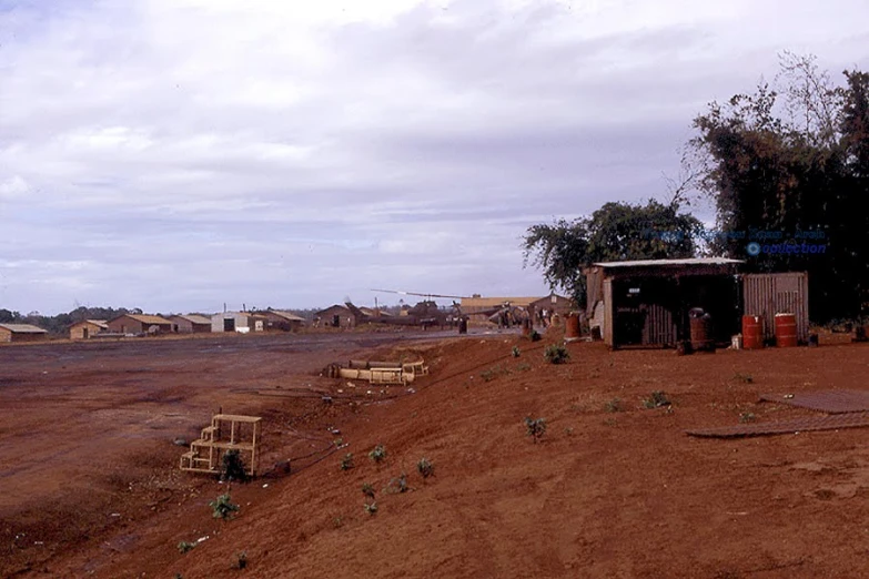 there are many small shacks in the middle of dirt