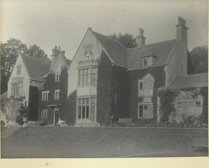 an old picture of a house in the early 20th century