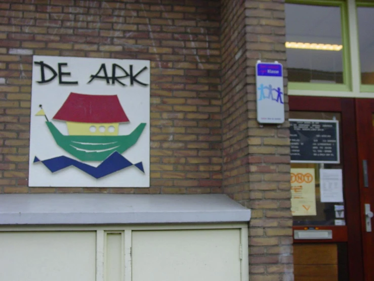 a sign on the side of a building that says de ark
