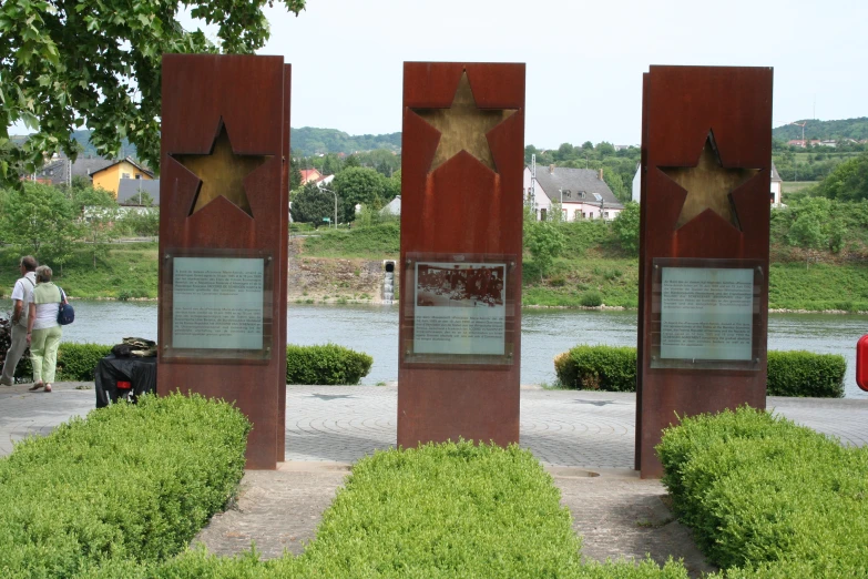 the three stars are on brown sculptures with names