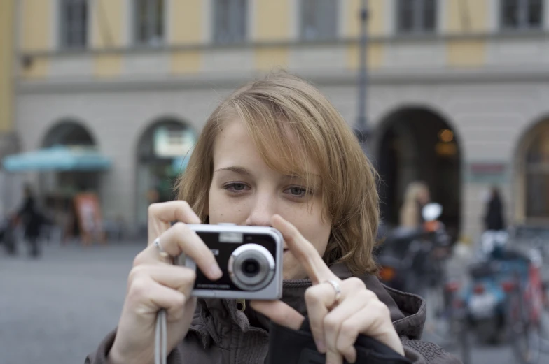 a girl taking a po with a camera