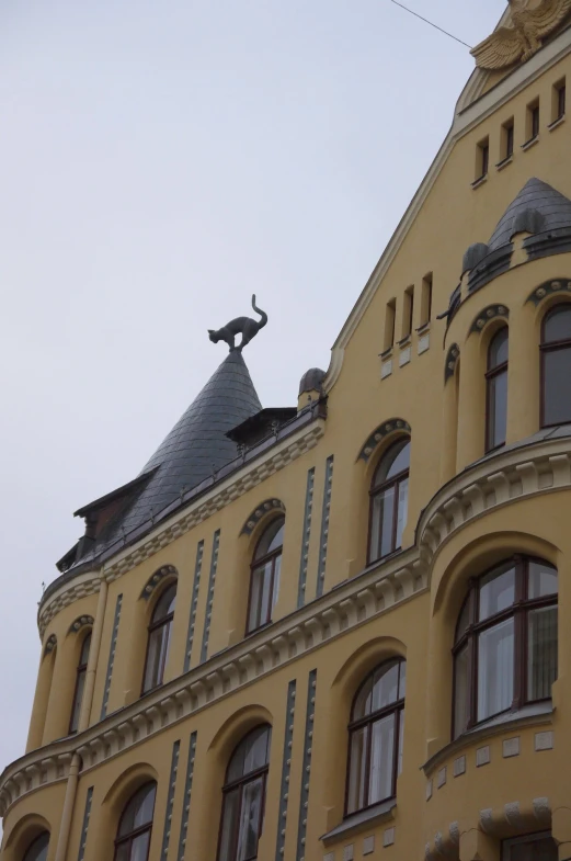 the roof top of an old building with some small windows