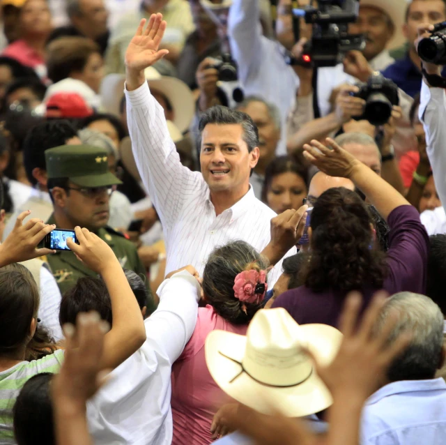 mitt romney waves to the crowd while waving