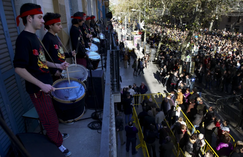 a large crowd is gathered at the top of a ramp