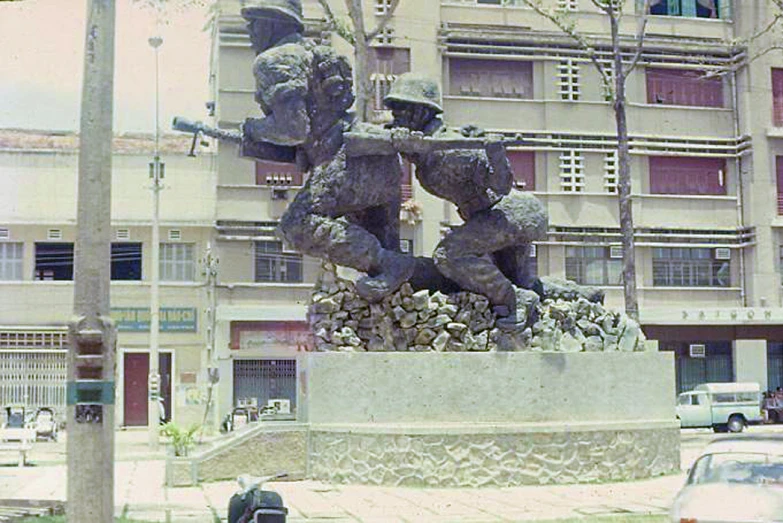 a statue of an army soldier holding an m1 dley