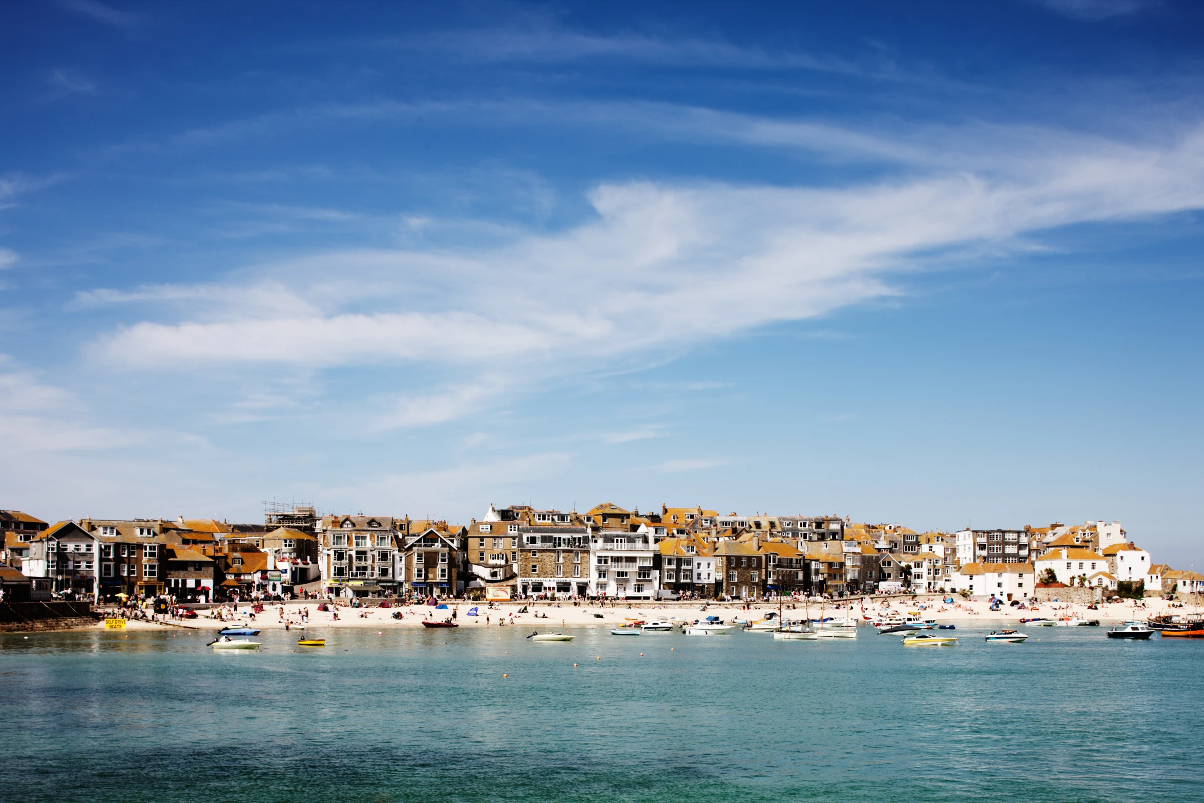 a small town on the shore of a body of water