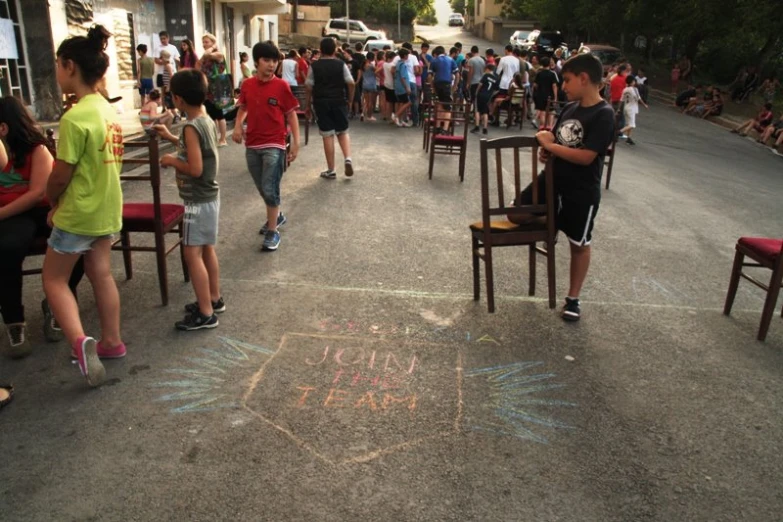 a large crowd is outside of a restaurant