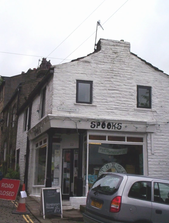 the outside of a store on a city street