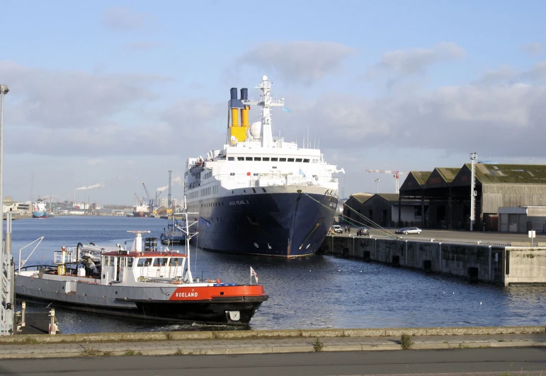 a boat is docked in the water next to a boat