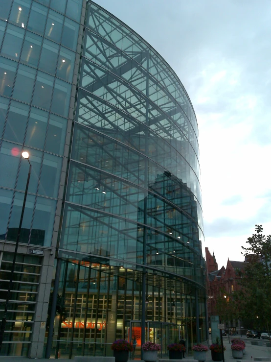 there is an empty glassed building with many windows