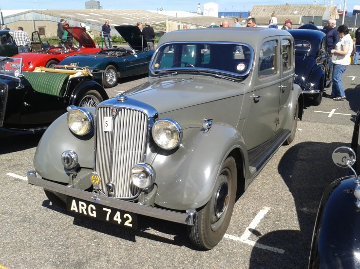 a bunch of old cars that are parked