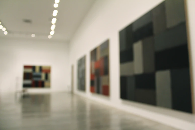 a blurry pograph of an art gallery