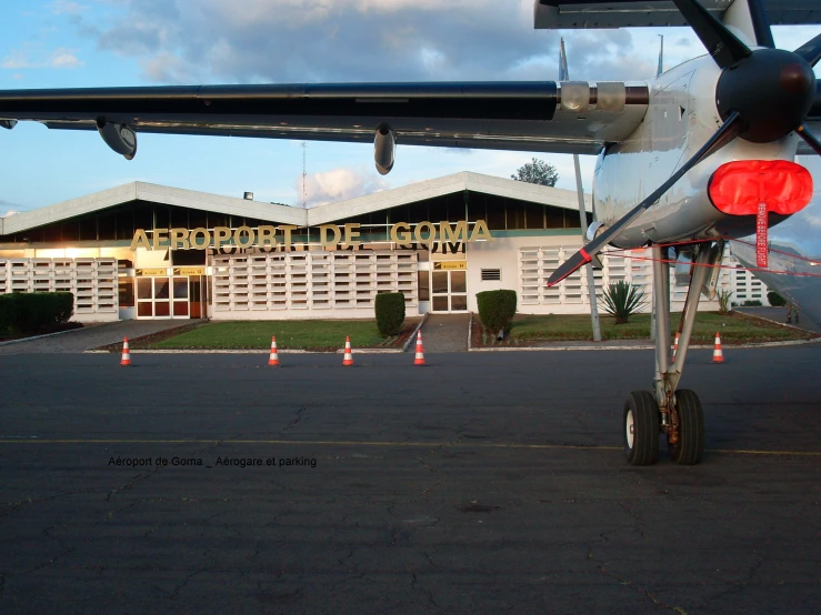 a airplane wing near a building in the day