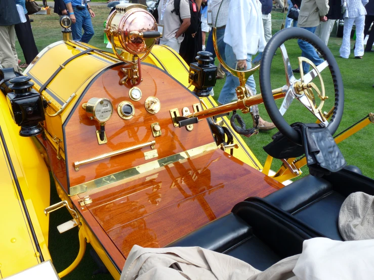 the steering wheel on the top part of a yellow and brown vehicle