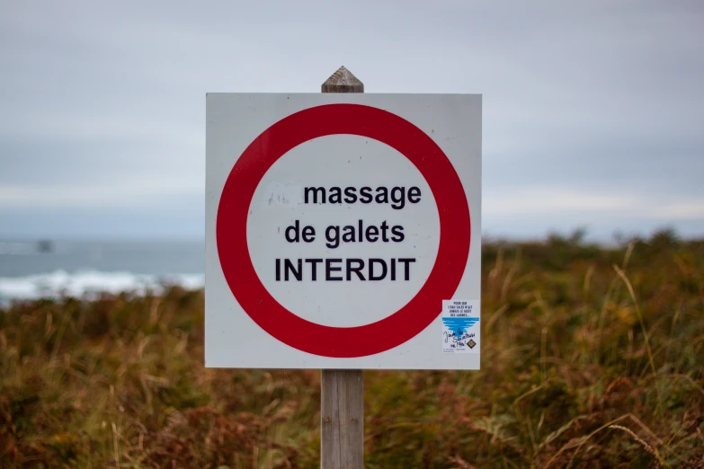 a sign on the side of a road telling people to massage