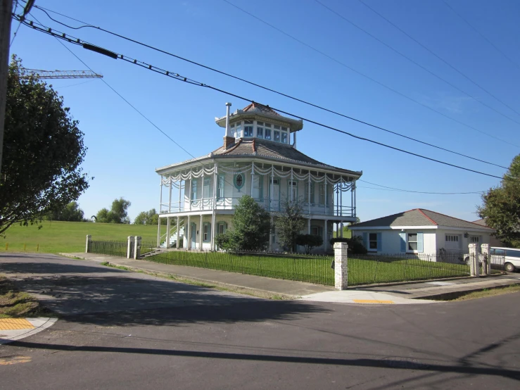 this is an old building on the side of the road