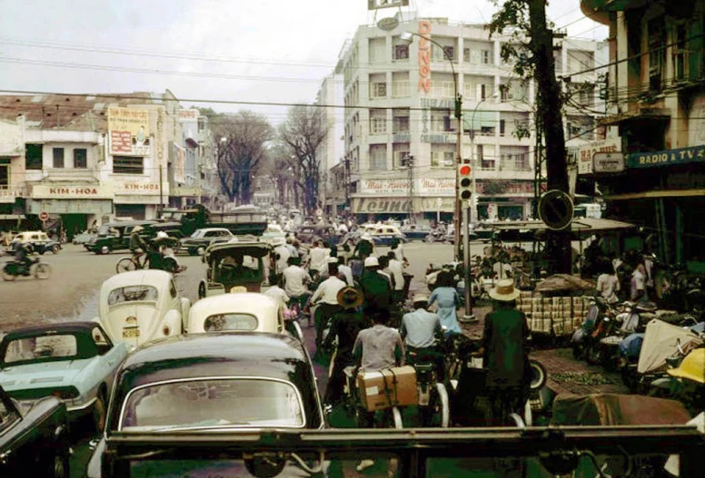 a city street filled with lots of cars and traffic