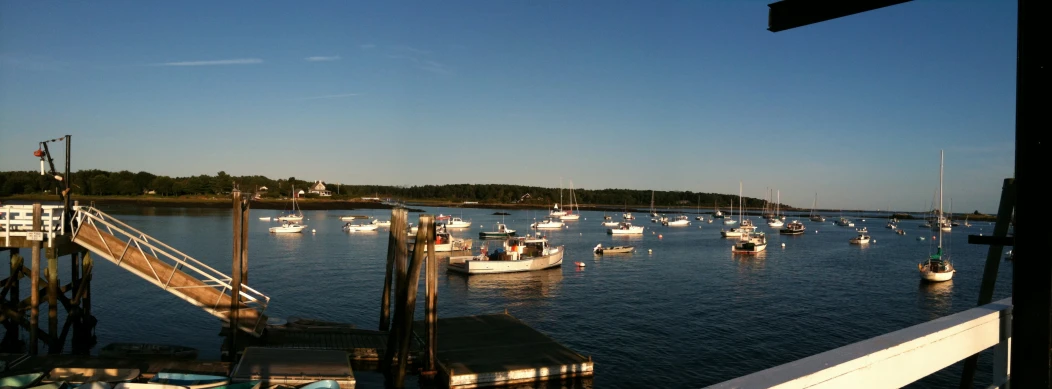 many small boats are sitting in a harbor