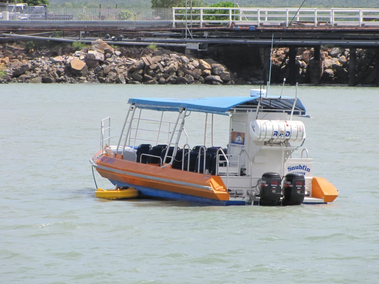 an inflatable boat is floating in the middle of the water