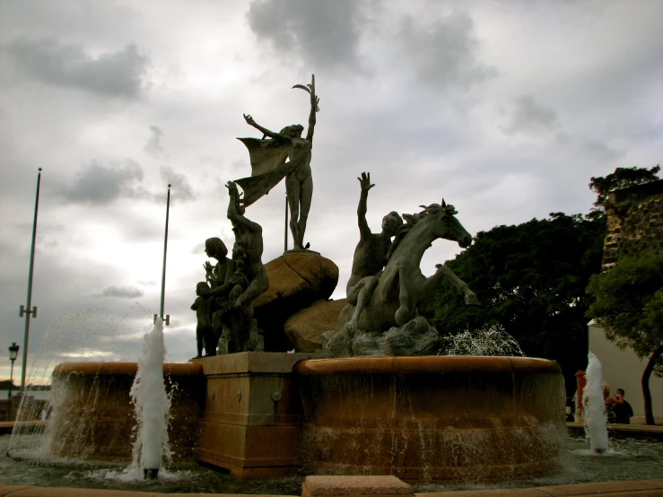 this fountain has water spraying out the sides and on top