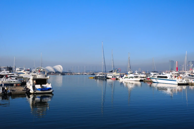 there are many boats in the water on this lake