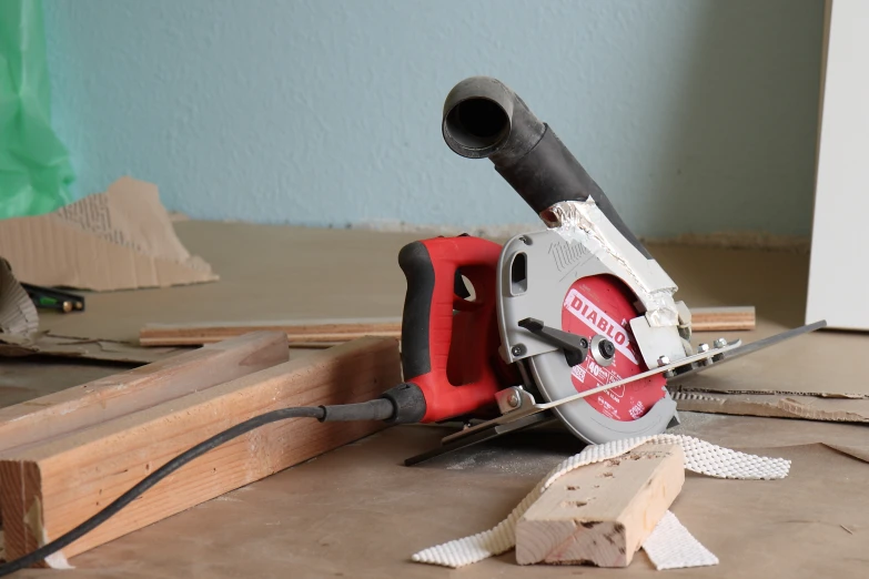 the electric tool is being used on the wood