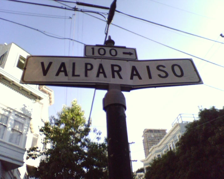 a street sign in the spanish for valparaiso on a pole