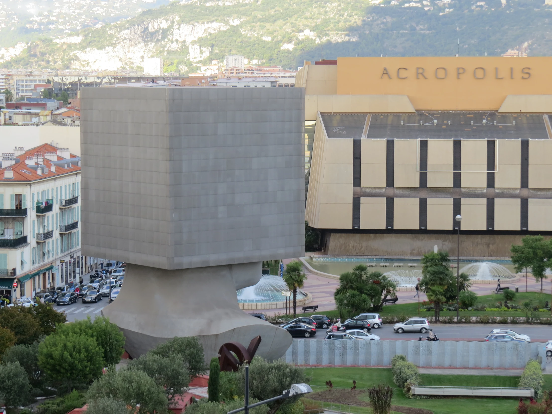 a modern architectural building that looks like an acroppiia