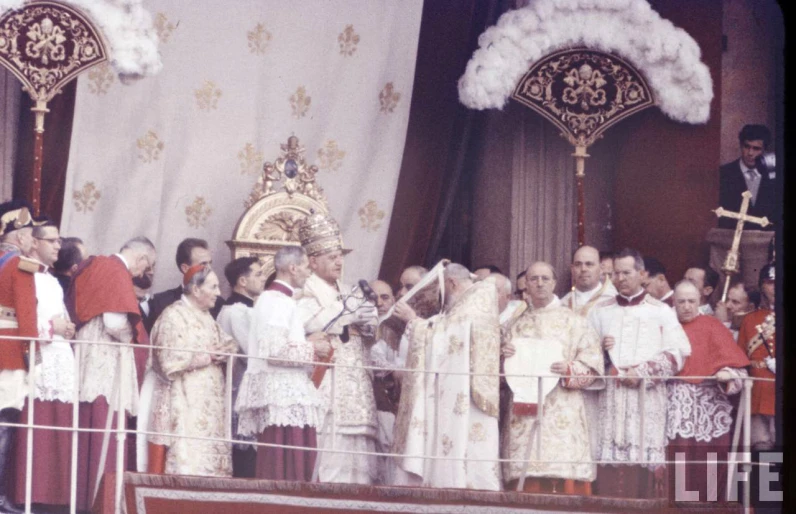 pope benedict with his clergy at the mass