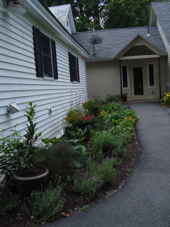 a home with a driveway that is gravel