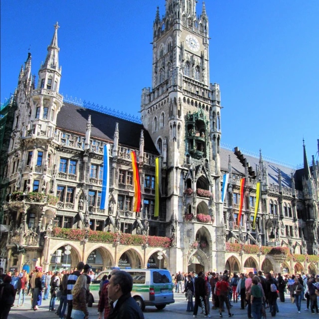 people are walking around a plaza next to some buildings