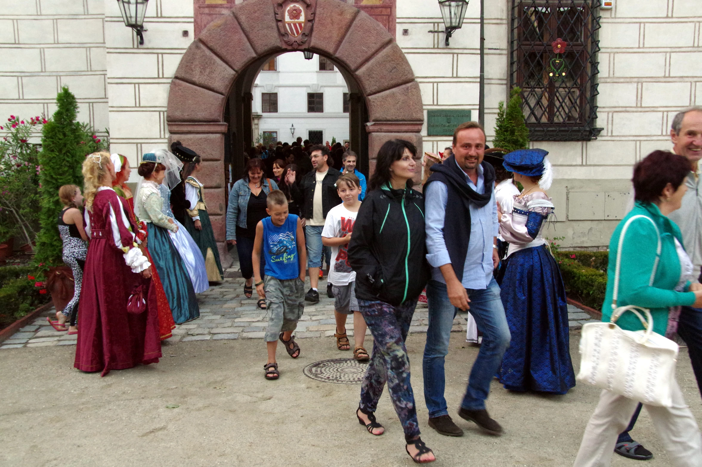 people dressed in old fashioned clothing walking in a street