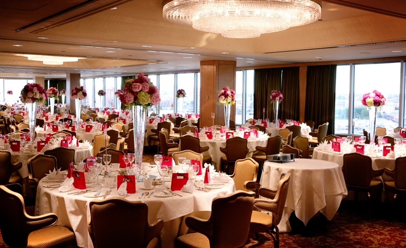 several tables have been decorated with red and white flowers