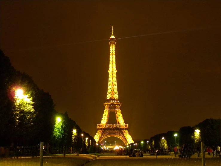 the tall eiffel tower lit up at night