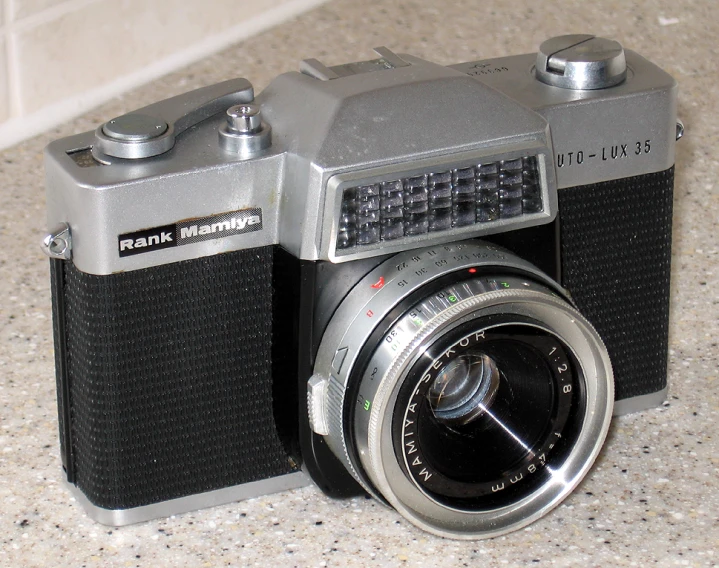 a camera with an electronic lens sitting on a counter