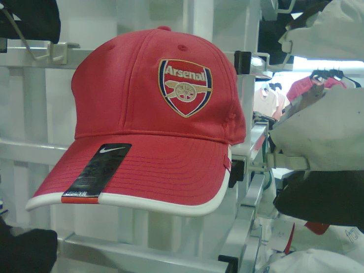 there are several hats on display in the shop