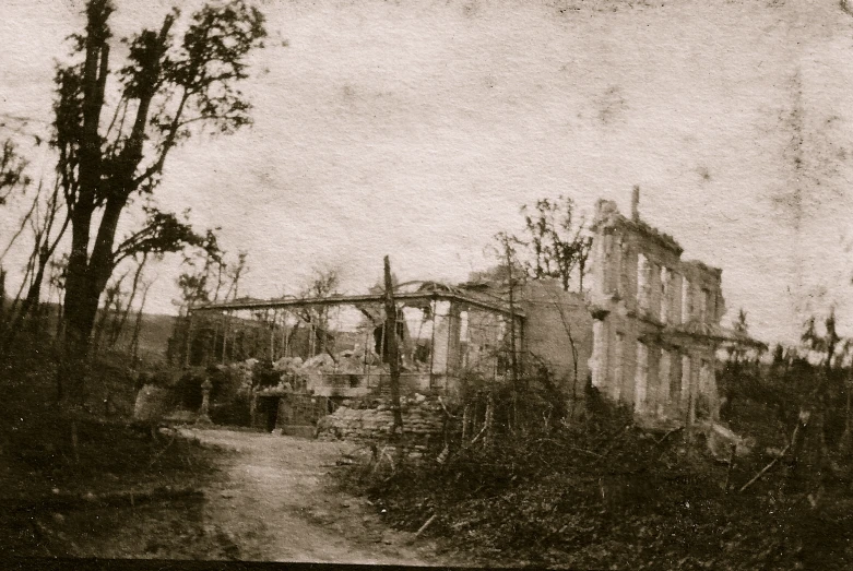 an old rundown house sits on the side of the street