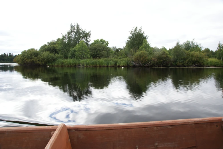 a boat is going on a river in the countryside